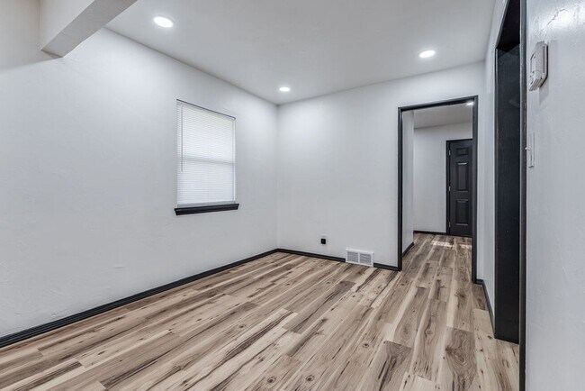 Building Photo - 1501 NE 33rd St