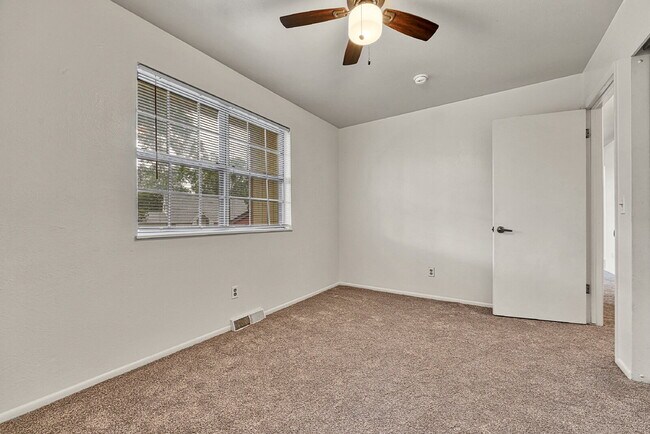 Building Photo - $2,495 - 3 Bed, 2 Bath Home in Aurora with...