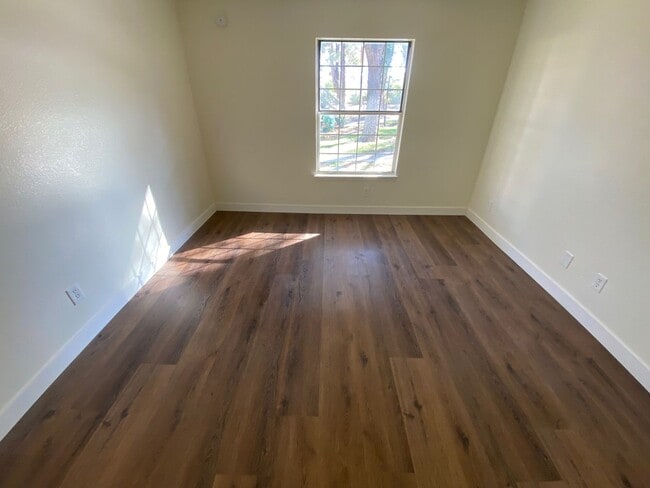 Building Photo - BEAUTIFUL 2 BEDROOM 1.5 BATHROOM CONDO