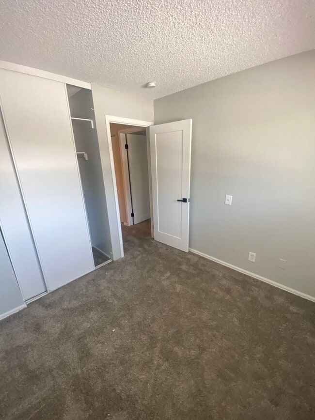 Building Photo - Renovated 3 bed, 2.5 bath Townhome in Aurora