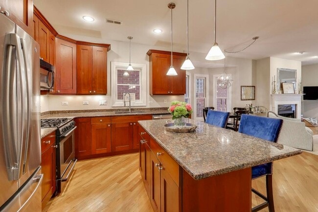 Building Photo - 1529 N Mohawk St