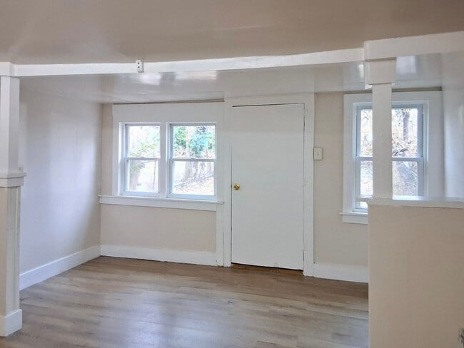 Building Photo - 325 N Laurel St