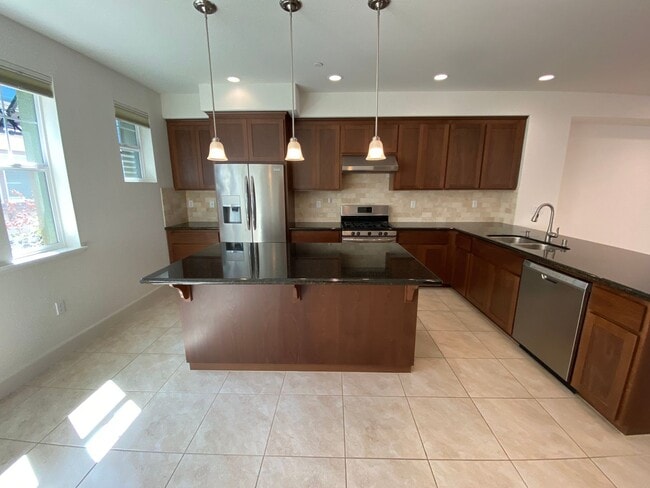 Building Photo - SUNNYVALE - executive townhome with amazin...