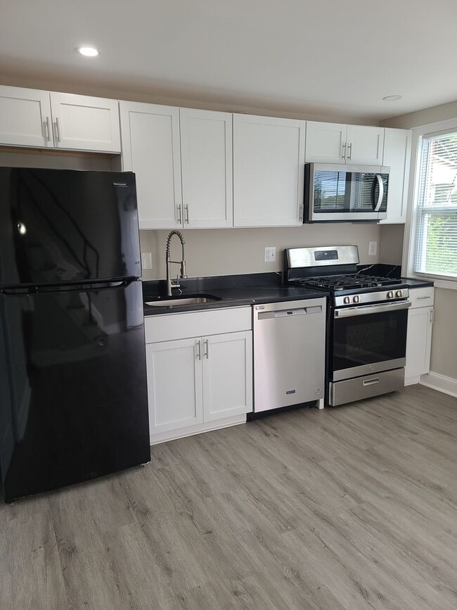 Building Photo - Newly Renovated Townhome Coming Soon!
