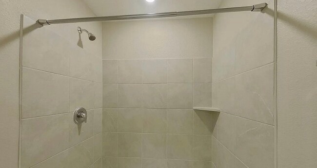 Building Photo - MOVE IN READY