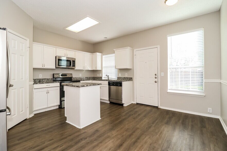 Building Photo - 8425 Vicksburg Ln