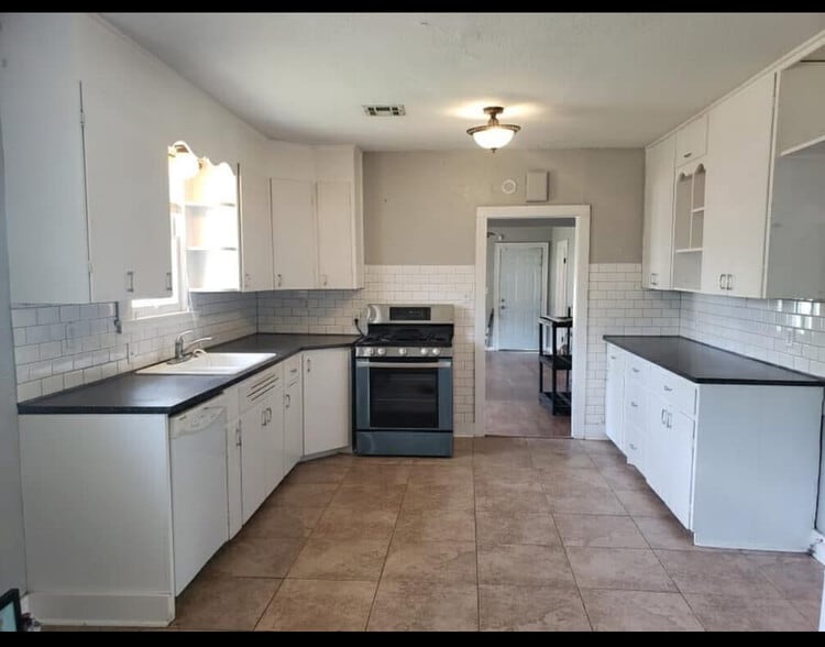 Building Photo - 213 S 17th St