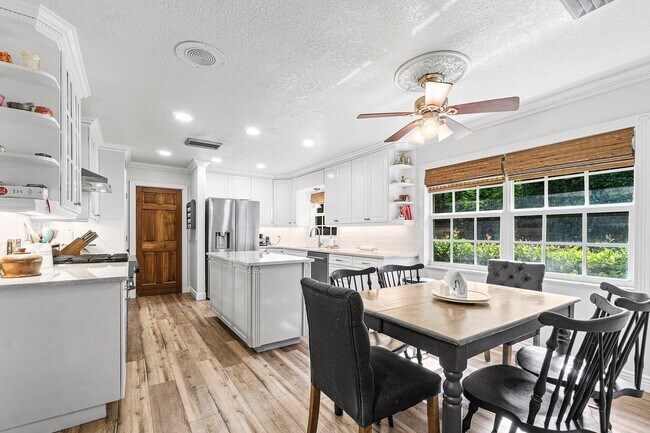 Building Photo - 12101 Tumbleweed Ct