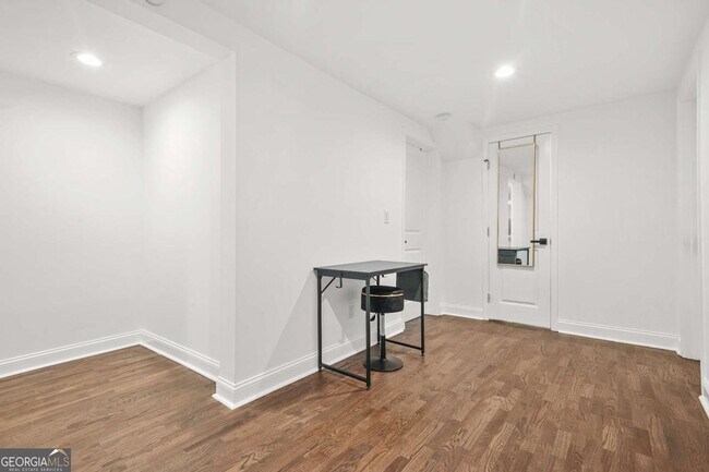 Building Photo - 2430 Hanford Dr SW