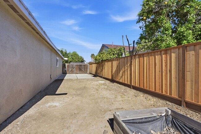 Building Photo - 4498 Ladner St