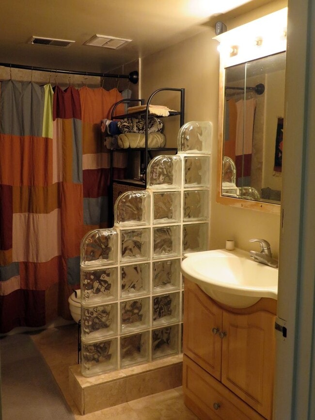 Building Photo - Two-Bedroom Condo| Parking + WiFi Included!