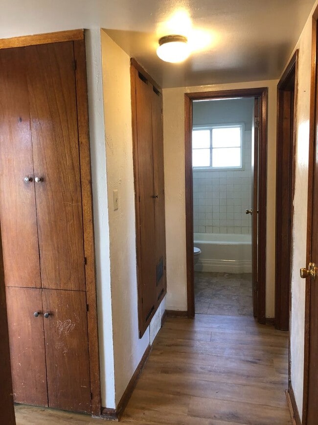 Building Photo - FIRST MONTH SPECIAL!! First month $500! Pa...