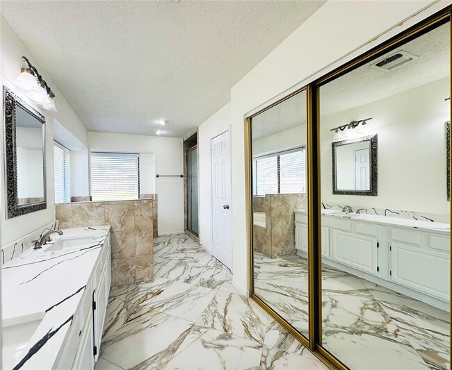 Building Photo - 306 Applewood Dr