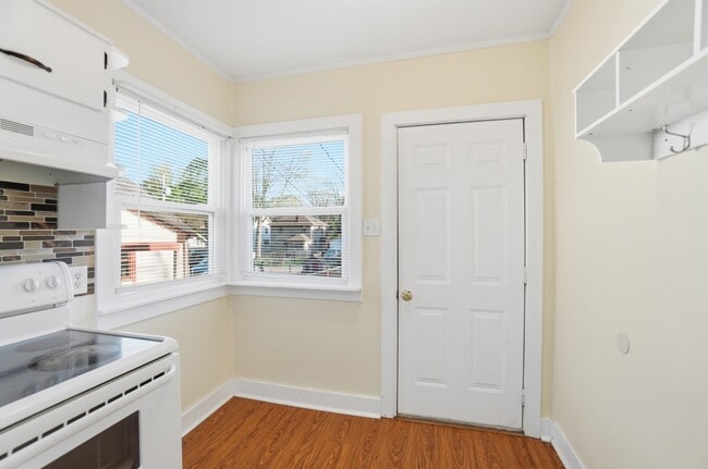 Building Photo - 1033 Forest Ave