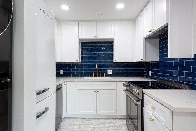 Building Photo - Trendy Hillcrest Condo