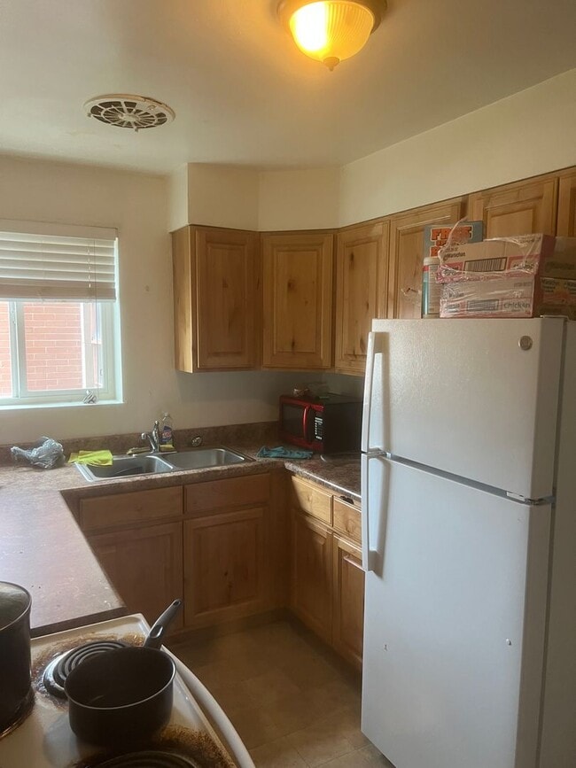 Building Photo - Move in now! 2 bed/ 1 bath