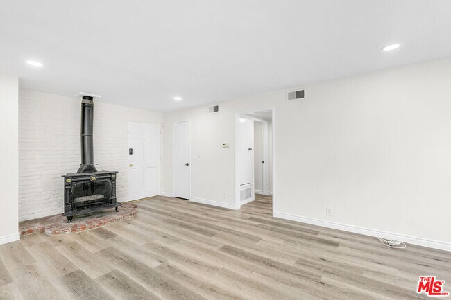 Building Photo - 10634 Holman Ave