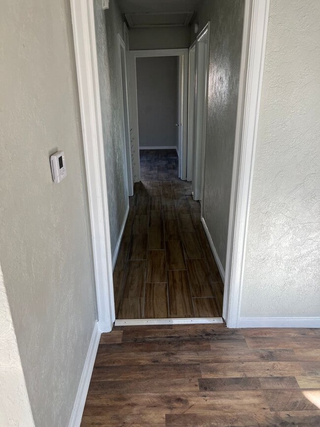 Building Photo - Great location!