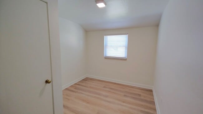 Building Photo - *Recently Updated & Spacious 3BD/1BA Duplex Unit Available for Rent in Castle Shannon*