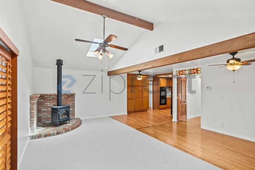 Building Photo - Unit