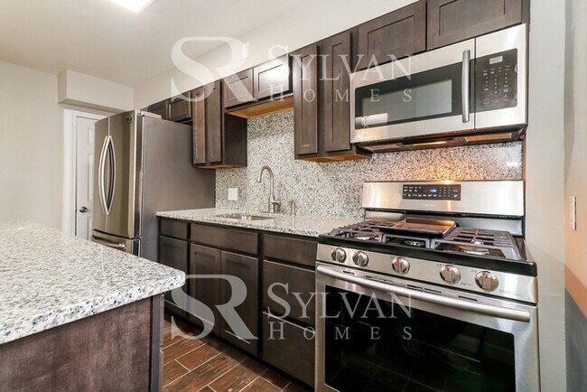 Building Photo - Remarkable Value. Unbeatable Location!