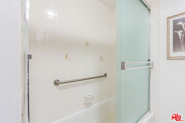 Building Photo - 818 N Doheny Dr