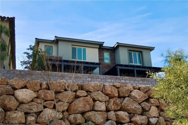 Building Photo - 572 Pear Lake St