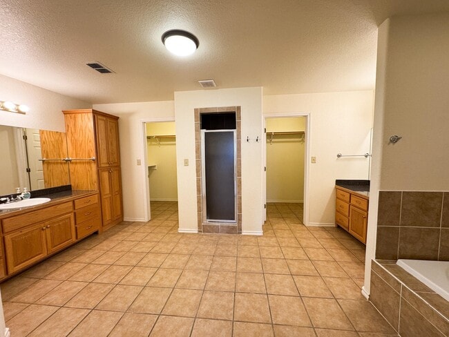 Building Photo - 123 La Paloma Dr