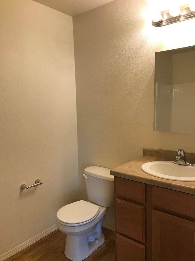 Building Photo - 1 Bedroom 1 Bathroom Condo