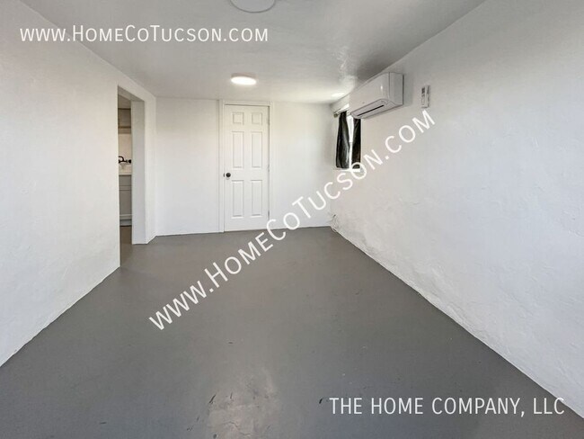 Building Photo - 940 E Florita St