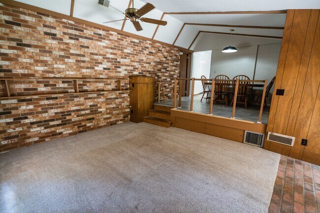 Building Photo - 2103 Evergreen Dr