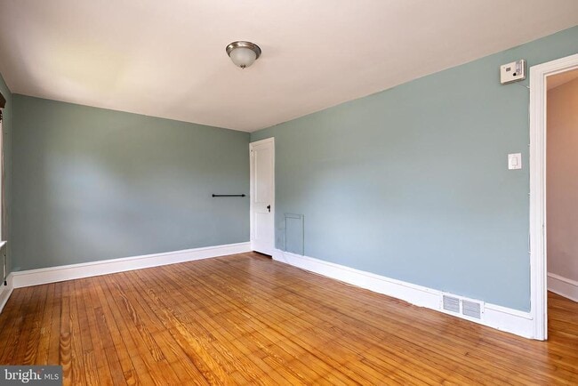 Building Photo - 17 Dowling Ave