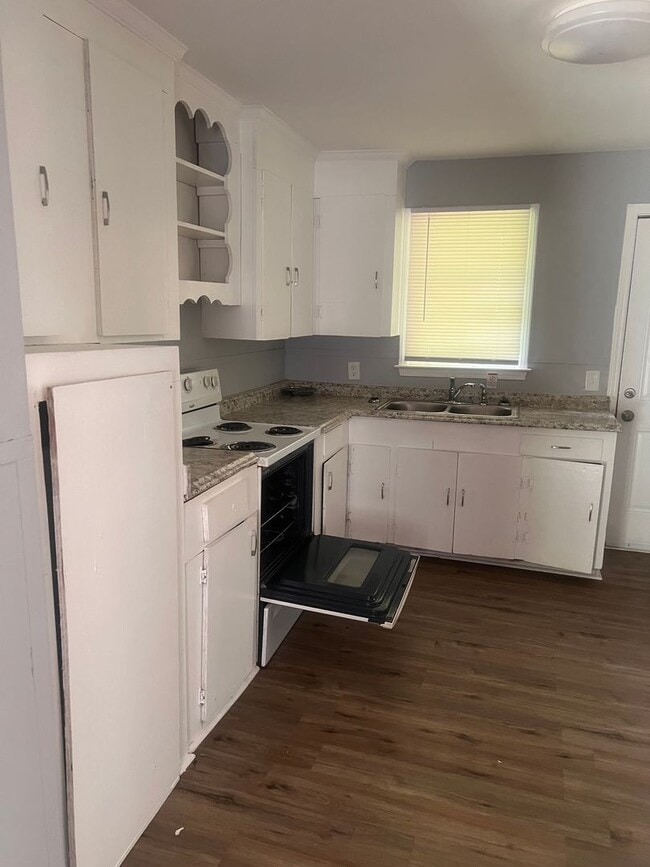 Building Photo - Two bedroom /One bath house