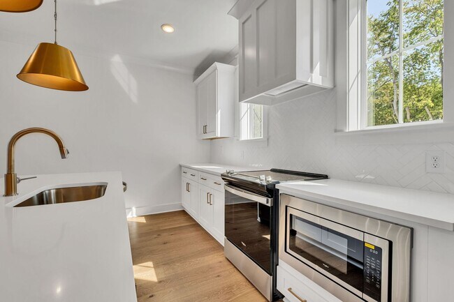 Building Photo - Bright and Airy Townhome at Maple Grove in East!