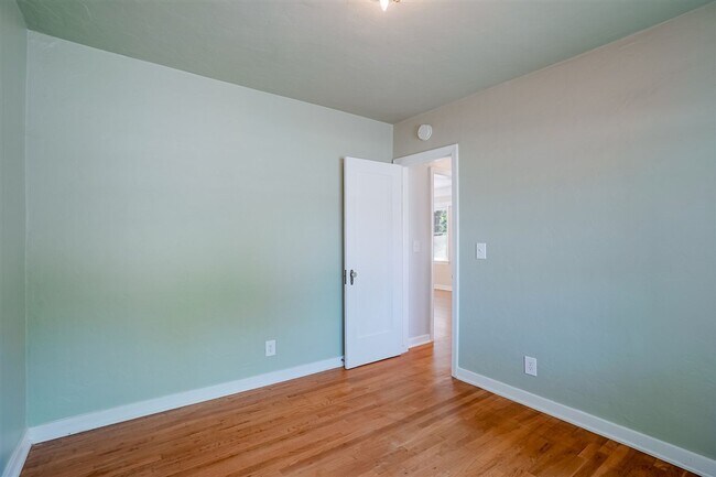 Building Photo - Live on Historic Park Avenue in this 2 Bed 1.5 Bath Single Family Home!