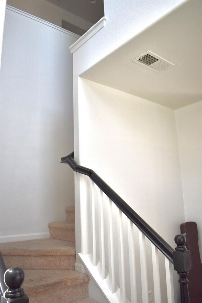 Building Photo - Stunning 3-Bedroom, 2.5-Bathroom Home for ...