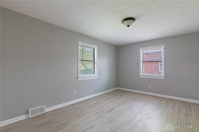 Building Photo - 521 Oakview Dr