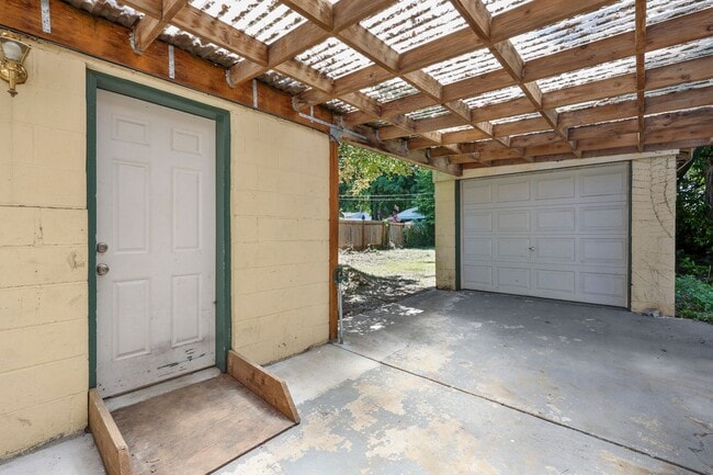 Building Photo - MOVE IN READY! A/C home with 2 bed, 1 bath...