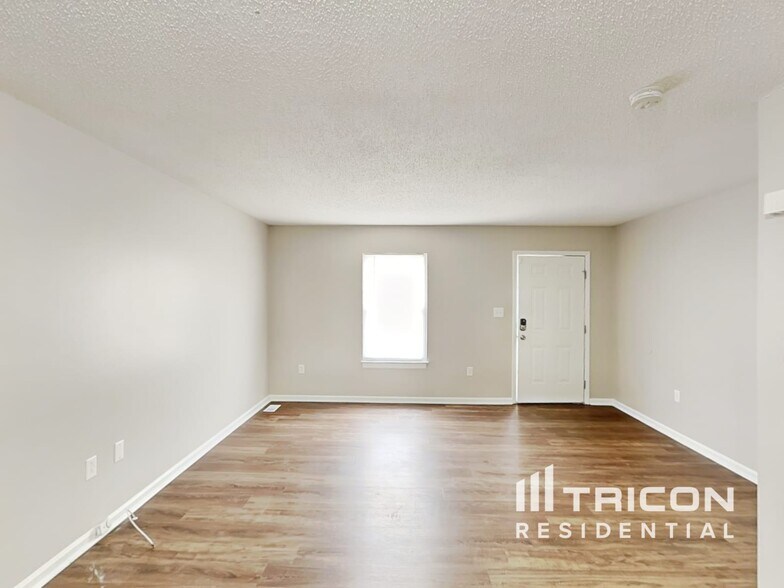 Building Photo - 10500 Southern Oak Ct