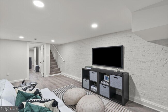 Building Photo - 518 N Lakewood Ave