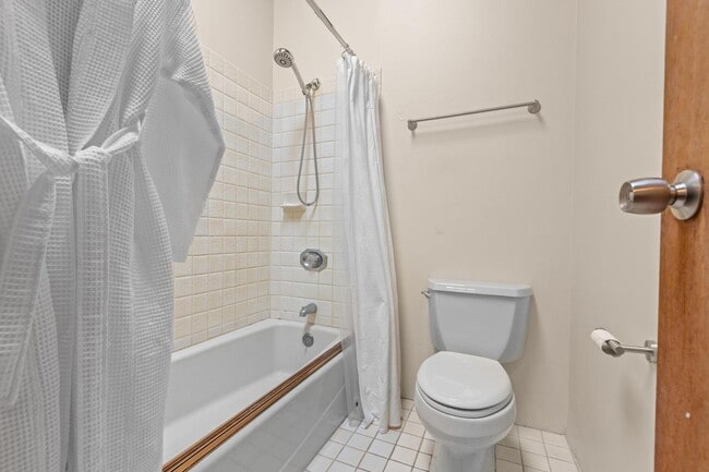 Building Photo - Captain Cook Home – 3 Bed, 2 Bath + Bonus Room! Fully Furnished with Solar Power