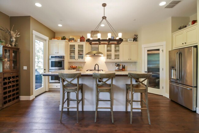 Building Photo - 4 Bed / 3.5 Bath | Crocker Village Brownst...