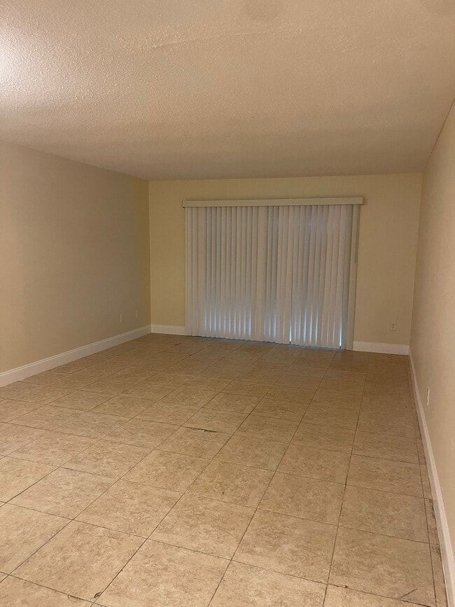 Building Photo - 15225 NE 6th Ave