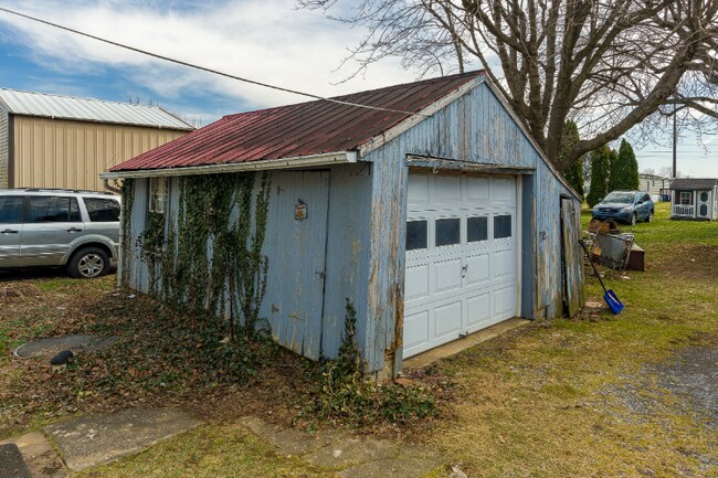 Building Photo - 488 E Main St
