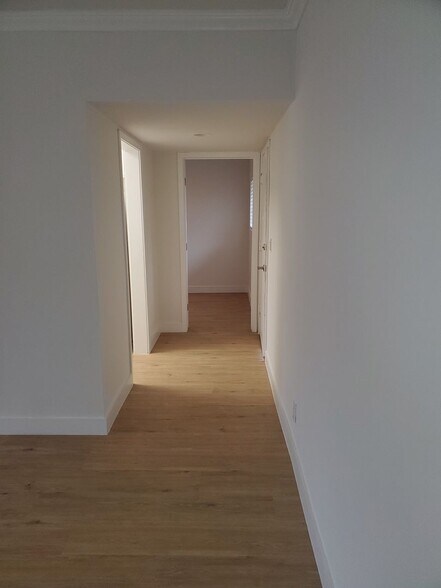 Interior Photo - 10970 Palms Blvd