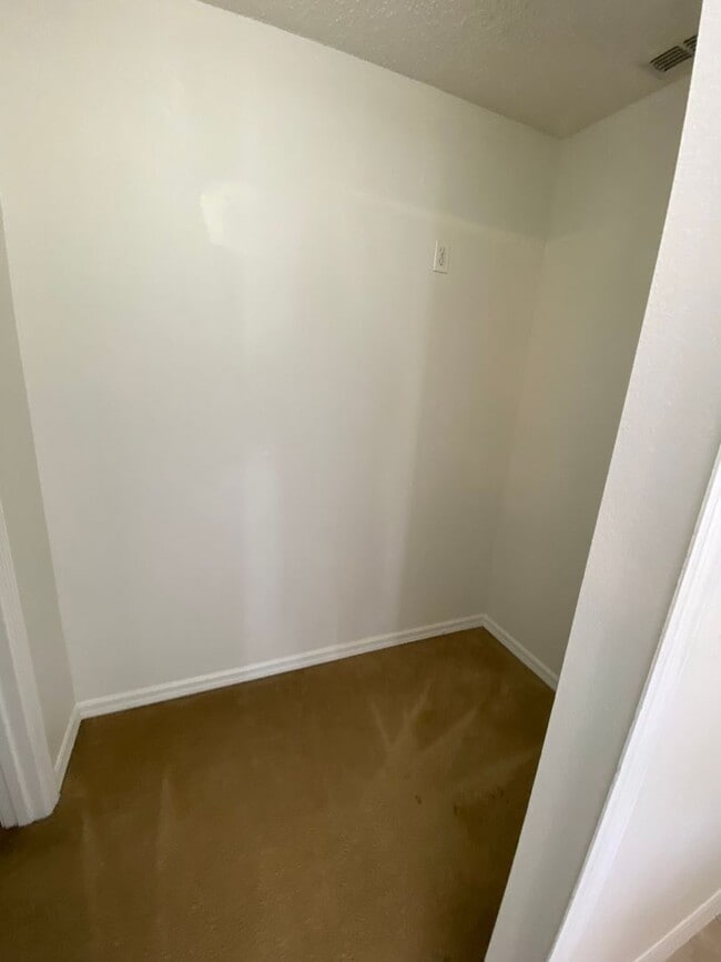 Building Photo - Great 4 Bedroom 3 Bathroom Pool Home in Indian Creek