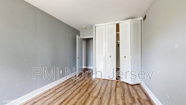 Building Photo - 462 River Rd