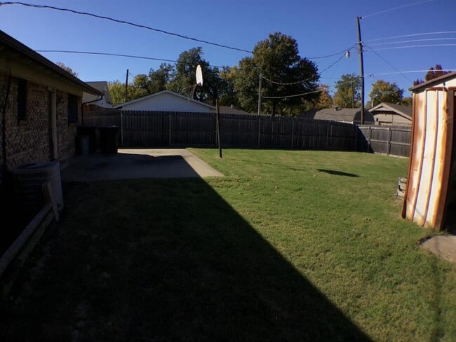 Building Photo - 4813 Woodview Dr