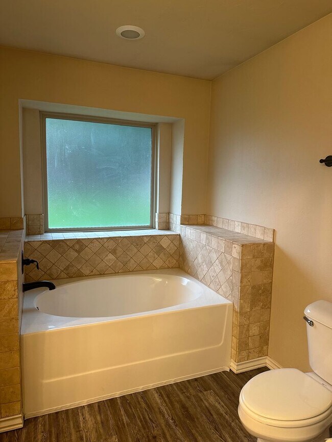 Building Photo - Beautiful 3 Bedroom Home With An In-Ground Storm Shelter!!!