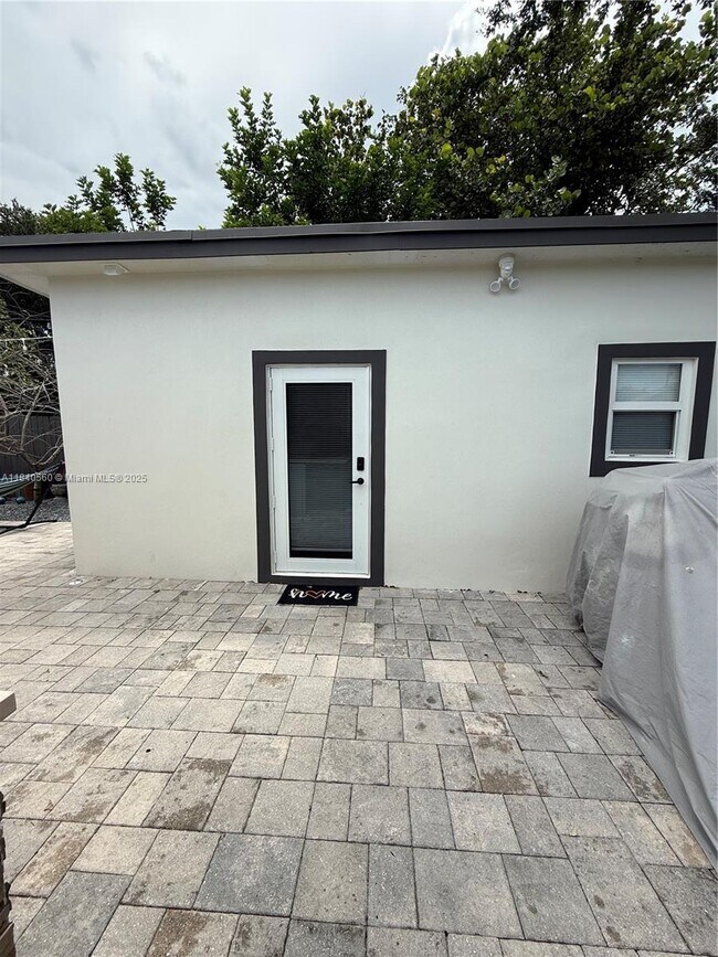 Building Photo - 4500 SW 31st Dr